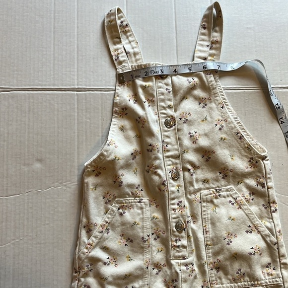 Zara-4-5 years-cream floral-denim overalls. Buttons in the front. - Picture 8 of 11